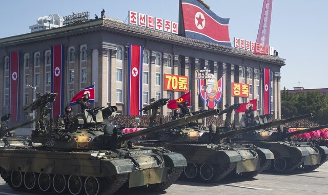 Βόρεια Κορέα: Η μεγαλύτερη στρατιωτική παρέλαση με παρουσίαση νέου πυραύλου