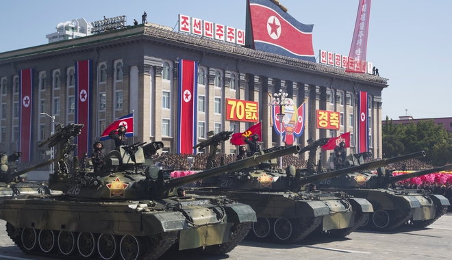Βόρεια Κορέα: Η μεγαλύτερη στρατιωτική παρέλαση με παρουσίαση νέου πυραύλου