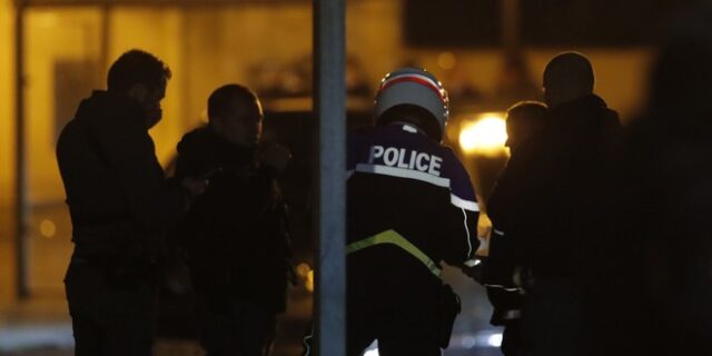 Παρίσι: Η στιγμή που αστυνομικοί εξουδετερώνουν τον 18χρονο μακελάρη