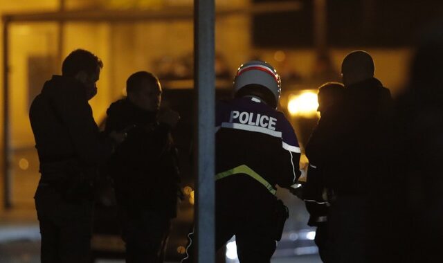 Παρίσι: Η στιγμή που αστυνομικοί εξουδετερώνουν τον 18χρονο μακελάρη