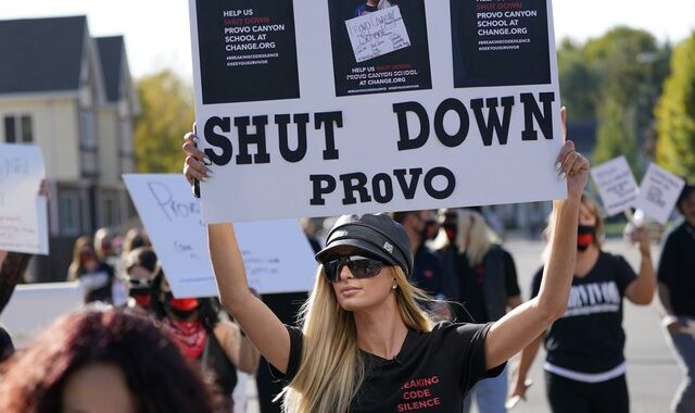 Η Πάρις Χίλτον πρωτοστατεί σε διαμαρτυρία έξω από το σχολείο που την κακοποίησαν