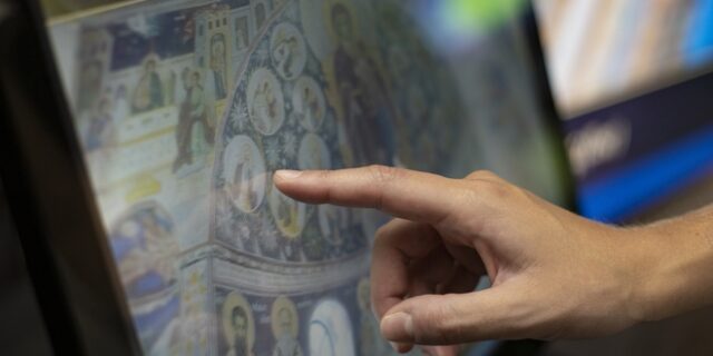 Πέρασμα στο Φως: Διαδραστική έκθεση στο Μέγαρο Μουσικής με ολογράμματα χιλιάδων κειμηλίων