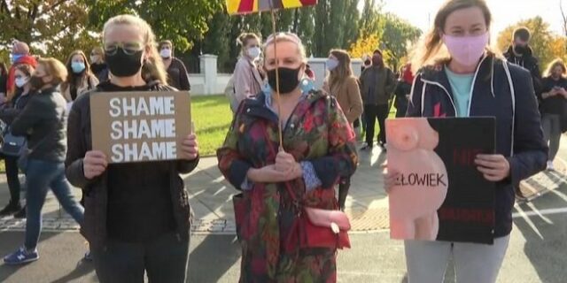 Πολωνία: Μαζικές διαδηλώσεις κατά της απαγόρευσης των εκτρώσεων