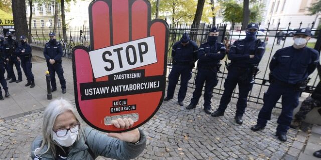 Η Πολωνία ποινικοποιεί τις εκτρώσεις