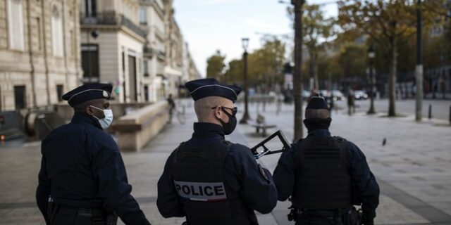 Γαλλία: Εγκρίθηκε ο νόμος που απαγορεύει τη φωτογράφιση αστυνομικών εν ώρα υπηρεσίας