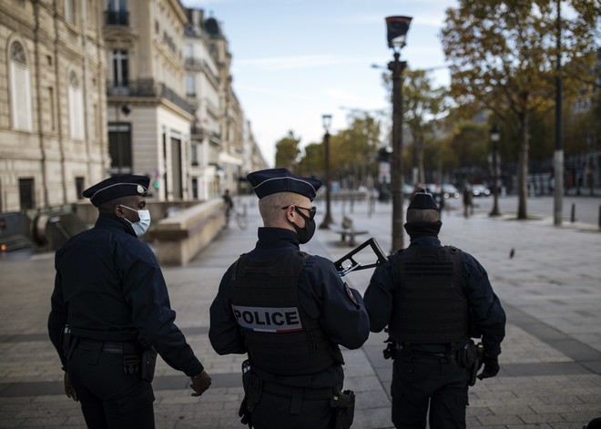 Γαλλία: Εγκρίθηκε ο νόμος που απαγορεύει τη φωτογράφιση αστυνομικών εν ώρα υπηρεσίας