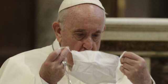 “Κεραυνοί” του Πάπα κατά των αρνητών της μάσκας σε νέο βιβλίο