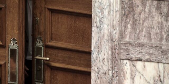 Διαγραφές: Πώς “δείχνουν την πόρτα” τα σημερινά κόμματα