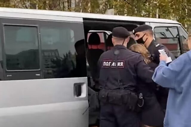 Ρωσία: Συλλήψεις μελών του Pussy Riot – Ύψωσαν ΛΟΑΤΚΙ+ σημαίες σε κυβερνητικά κτίρια
