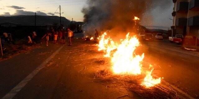 Συγκεντρώσεις ρομά σε κεντρικές οδικές αρτηρίες της χώρας – Διαμαρτυρία για τον φόνο 18χρονου