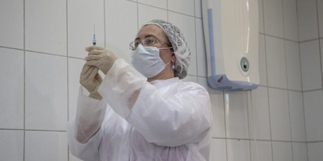 Ρωσία: Αποτελεσματικό στις μεταλλάξεις το εμβόλιο EpiVacCorona