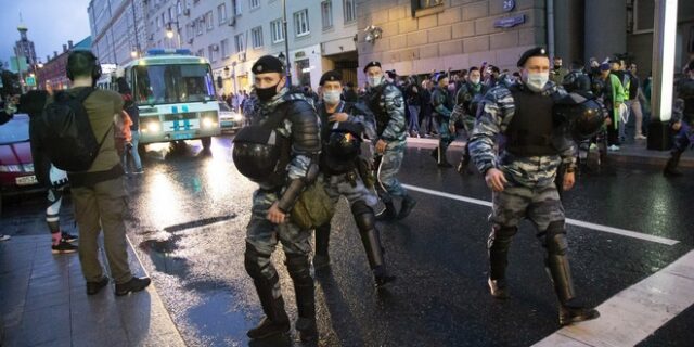 Ρωσία: Αστυνομικός φρουρός ξυλοκόπησε μέσα στο δικαστήριο κατηγορούμενο