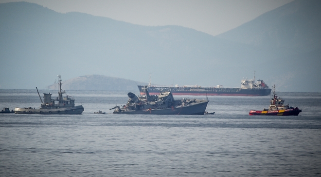 Πειραιάς: Σύγκρουση εμπορικού πλοίου με το πλοίο “Καλλιστώ” του ΠΝ – Δύο ελαφρά τραυματίες