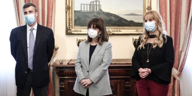 Η Κατ. Σακελλαροπούλου εμβολιάστηκε για τον ιό της γρίπης και τον πνευμονιόκοκκο