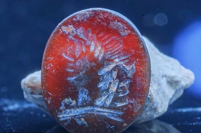 Βρέθηκε σφραγιδόλιθος 2.000 ετών με το κεφάλι του Απόλλωνα
