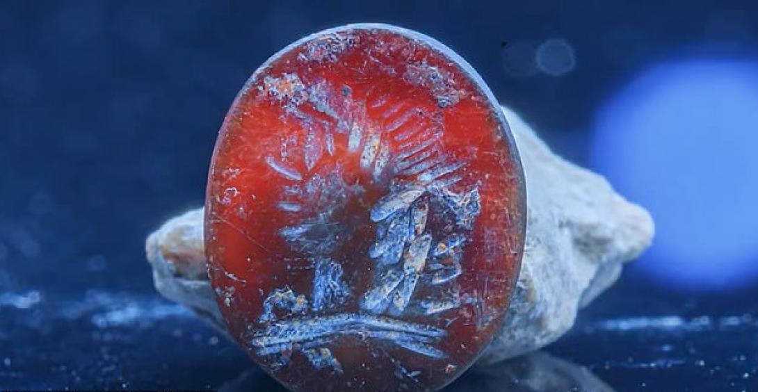Βρέθηκε σφραγιδόλιθος 2.000 ετών με το κεφάλι του Απόλλωνα