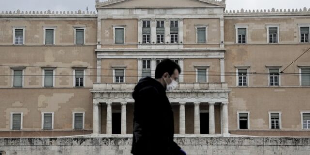 Η αναθεώρηση του χρέους στενεύει τα περιθώρια για μέτρα στήριξης και μειώσεις φόρων