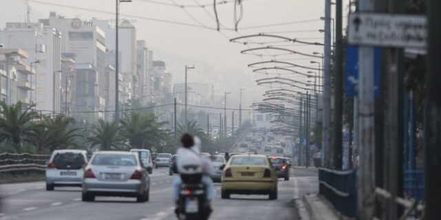 Αφρικανική σκόνη και ομίχλη “πνίγουν” την Ελλάδα – Η εξήγηση του φαινομένου