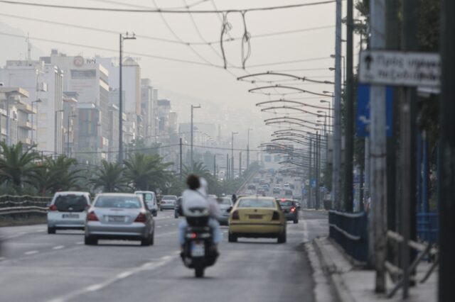 Αφρικανική σκόνη και ομίχλη “πνίγουν” την Ελλάδα – Η εξήγηση του φαινομένου