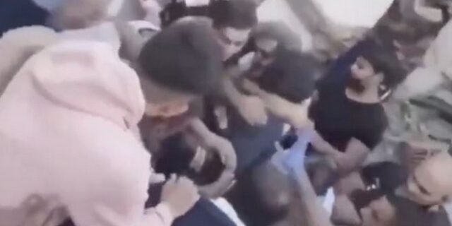 Σμύρνη-Σεισμός: Δραματική διάσωση γυναίκας μέσα από τα συντρίμμια