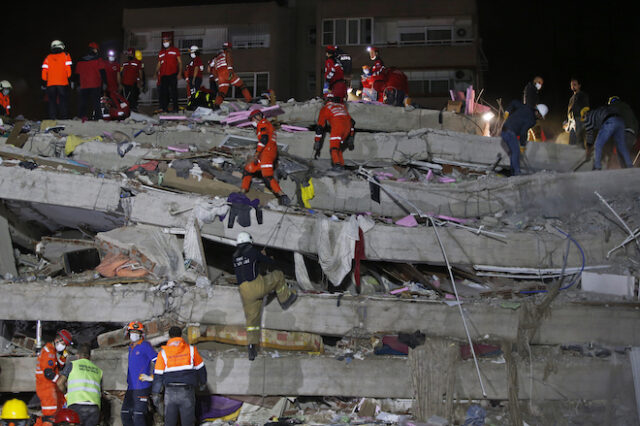 Σεισμός στη Σάμο: Ολονύχτιες έρευνες για τους επιζώντες στην Σμύρνη – Μετρά πληγές η Σάμος
