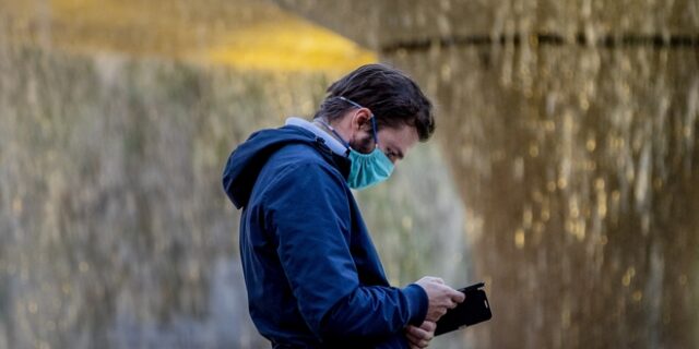 Ο κορονοϊός, η “αρένα” των social και το παράδοξο της τηλεόρασης στην Ελλάδα