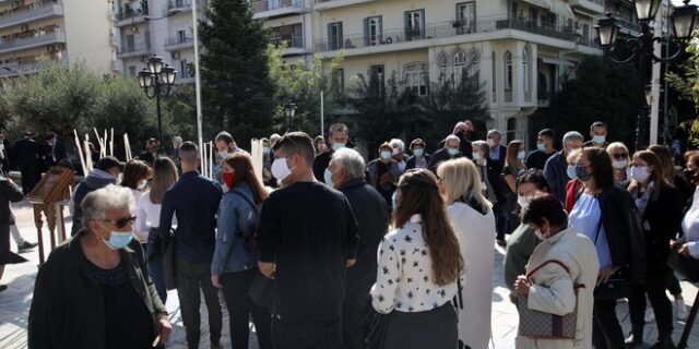 Θεσσαλονίκη: Συνωστισμός έξω από τον Άγιο Δημήτριο – Χωρίς μάσκα οι ιερείς