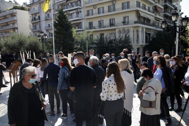 Θεσσαλονίκη: Συνωστισμός έξω από τον Άγιο Δημήτριο – Χωρίς μάσκα οι ιερείς