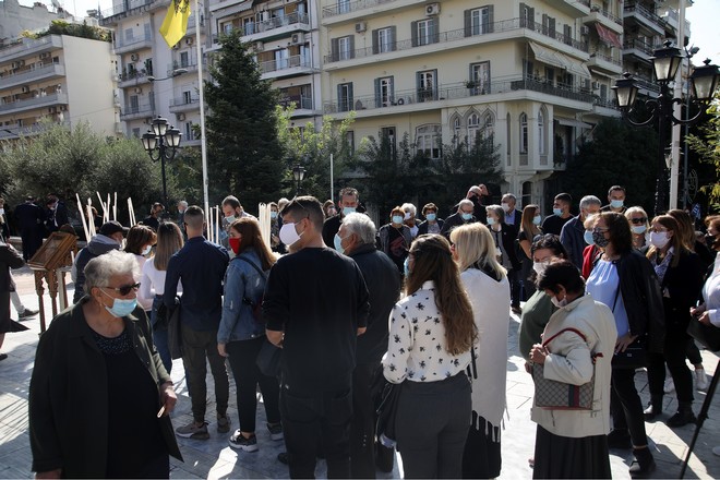 Θεσσαλονίκη: Συνωστισμός έξω από τον Άγιο Δημήτριο – Χωρίς μάσκα οι ιερείς