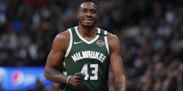 Ο Θανάσης Αντετοκούνμπο ξύρισε το κεφάλι του και ο Καλάθης σχολίασε ότι είναι δίδυμοι