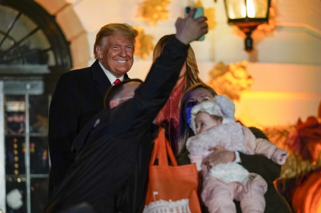 Τραμπ: Υποδέχτηκε στον Λευκό Οίκο χωρίς μάσκα δεκάδες παιδιά και γονείς για το Halloween