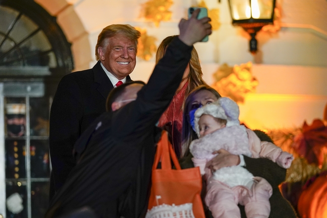 Τραμπ: Υποδέχτηκε στον Λευκό Οίκο χωρίς μάσκα δεκάδες παιδιά και γονείς για το Halloween