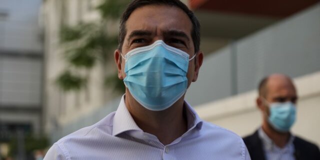 ΣΥΡΙΖΑ: “Γιατί ο κ. Πέτσας έδωσε δημόσιο χρήμα σε αρνητές μάσκας και συνωμοσιολόγους;”