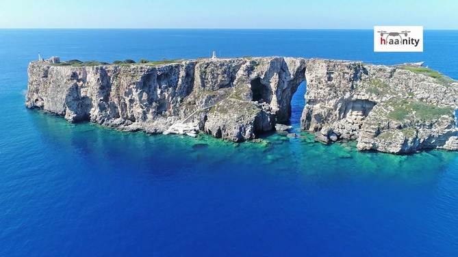 Τσιχλί Μπαμπά: Το “κατακόρυφο” ελληνικό νησί όπου είναι θαμμένος ο ανιψιός του Ναπολέοντα