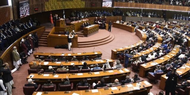 Τουρκία: Ενωμένη η εθνοσυνέλευση κατά των δηλώσεων Μακρόν για τα σκίτσα του Μωάμεθ