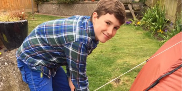 Βρετανία: 10χρονος κοιμάται εδώ και 7 μήνες σε σκηνή για καλό σκοπό
