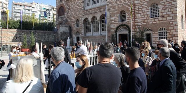 “Χάδια” στους ιερείς, καμπανάκι σε Θεσσαλονίκη, Σέρρες, Ιωάννινα για lockdown την Πέμπτη