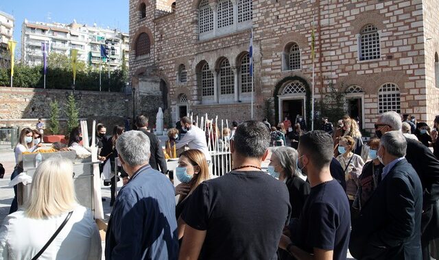 “Χάδια” στους ιερείς, καμπανάκι σε Θεσσαλονίκη, Σέρρες, Ιωάννινα για lockdown την Πέμπτη