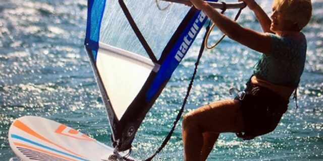 Η γηραιότερη σέρφερ στον κόσμο είναι Ελληνίδα