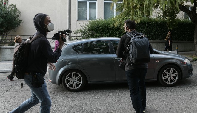 ΕΦΕ: Καταγγελία των φωτορεπόρτερ για τραμπουκισμούς έξω από το σπίτι του Μιχαλολιάκου
