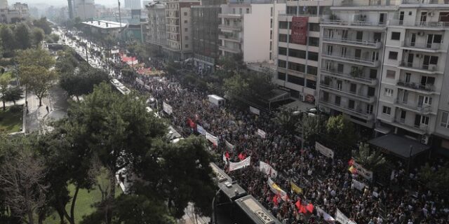 Δίκη Χρυσής Αυγής: Χειροκροτήματα για την απόφαση, μετά χημικών και έντασης