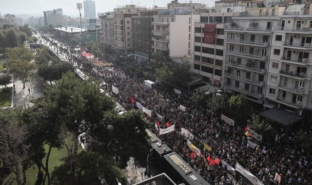 Δίκη Χρυσής Αυγής: Χειροκροτήματα για την απόφαση, μετά χημικών και έντασης