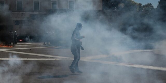 Προσήχθησαν δύο άτομα για συμμετοχή στα επεισόδια στο Σύνταγμα