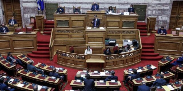 Συζήτηση πρότασης δυσπιστίας: Δίχως κόντρες αλλά με σαφείς διαχωριστικές γραμμές