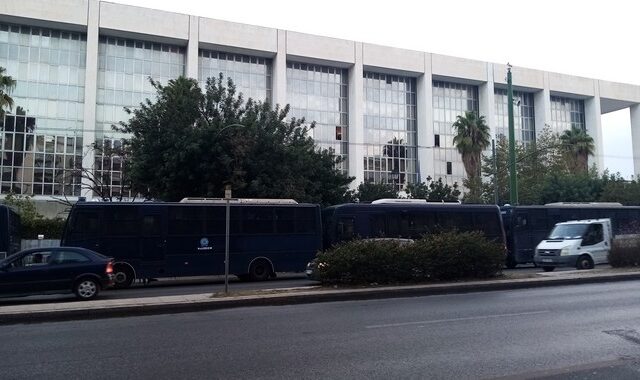 Δίκη Χρυσής Αυγής: Δρακόντεια μέτρα έξω από το Εφετείο – Έκλεισαν οι δρόμοι