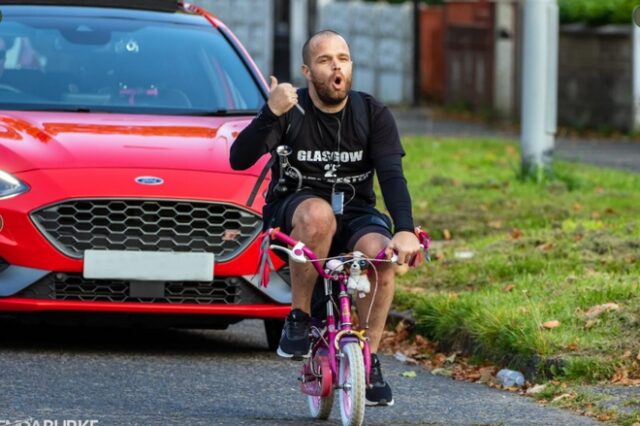 Διέσχισε 320 χιλιόμετρα με το ποδήλατο της 8χρονης κόρης του για καλό σκοπό