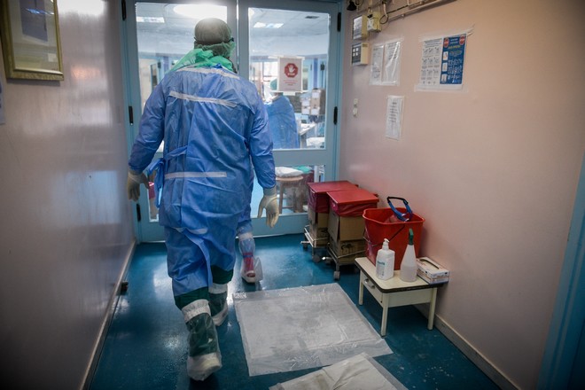 Κορονοϊός: Προς εφαρμογή η έσχατη λύση της επιστράτευσης γιατρών