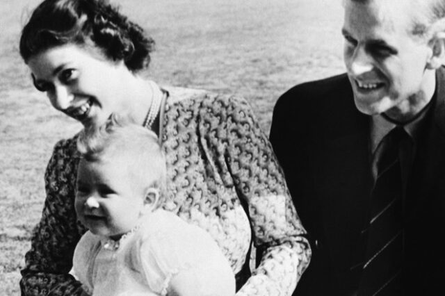 Βασίλισσα Ελισάβετ-Φίλιππος: Η συγκινητική φωτογραφία για τα 73 χρόνια γάμου