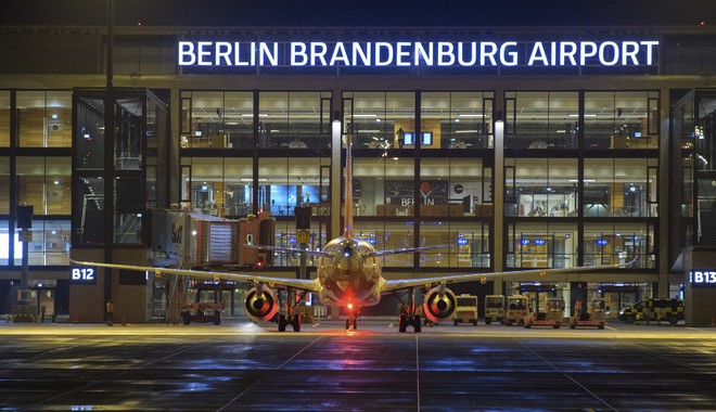 BER: Το αεροδρόμιο – ντροπή της Γερμανίας επιτέλους άνοιξε (με παρατράγουδα) στο Βερολίνο