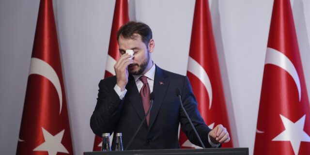 Ο γαμπρός του Ερντογάν “έπαιξε ξύλο” με τον νέο διοικητή της κεντρικής τράπεζας